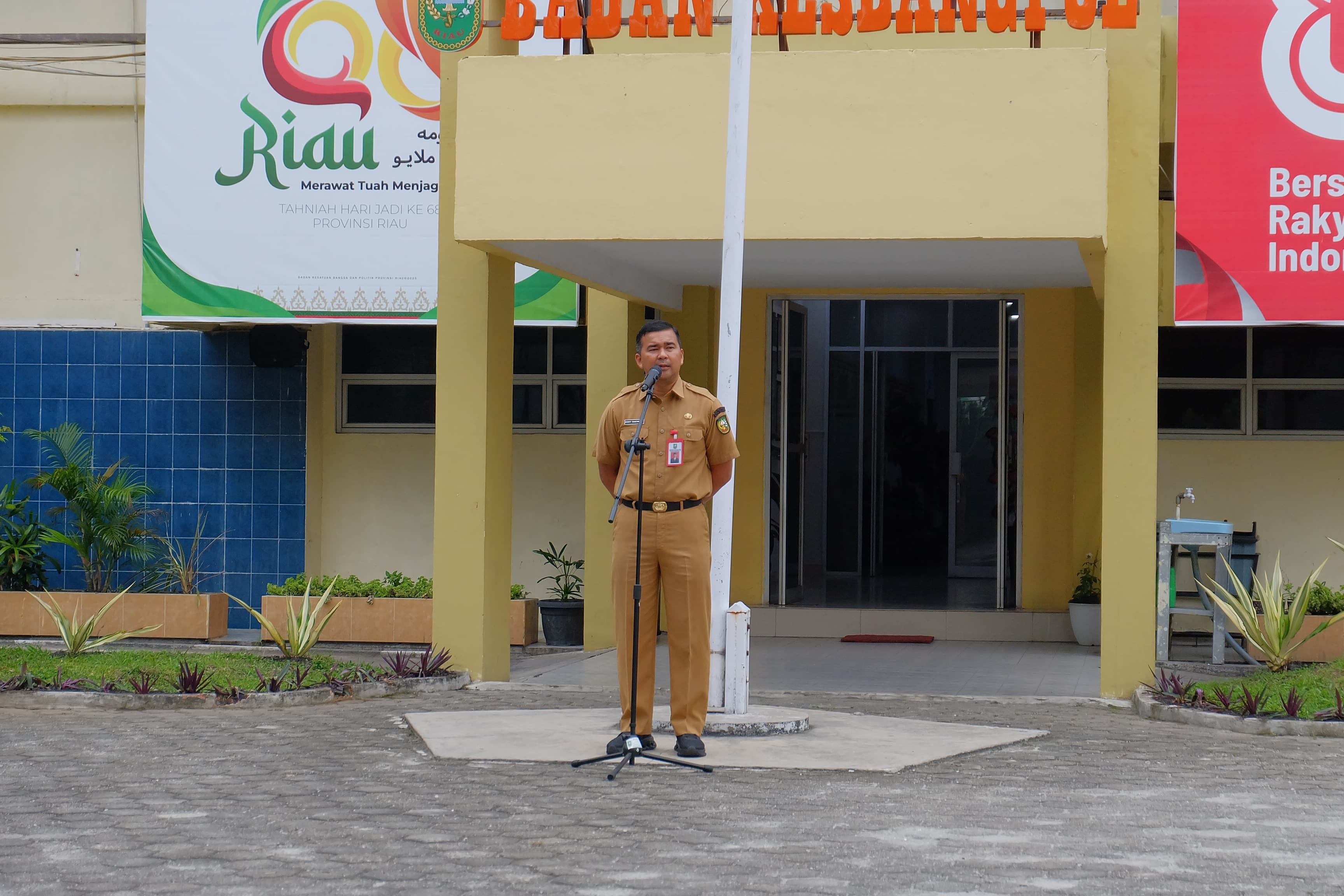 Kaban Kesbangpol Riau memimpin Apel Rutin Pagi : Meningkatkan Kedisplinan dan Program Kegiatan